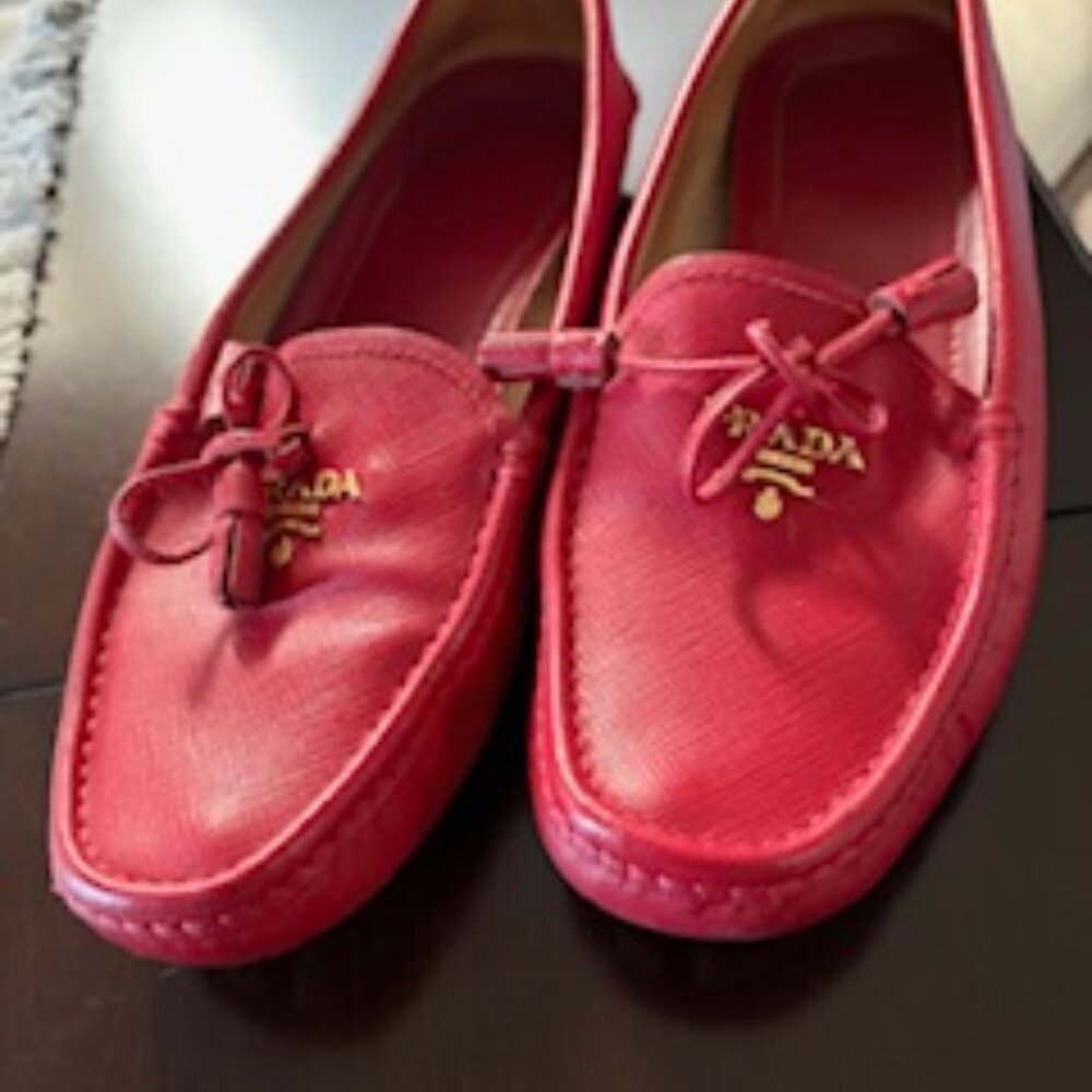 Prada Driving Shoe Loafer Deep Red Leather Bow Tie Gold Emblem No Scratches, Scu